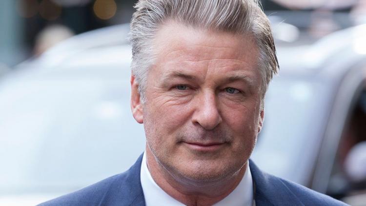 Alec Baldwin spara sul set con una pistola di scena: muore la direttrice della fotografia, in terapia intensiva il regista preview