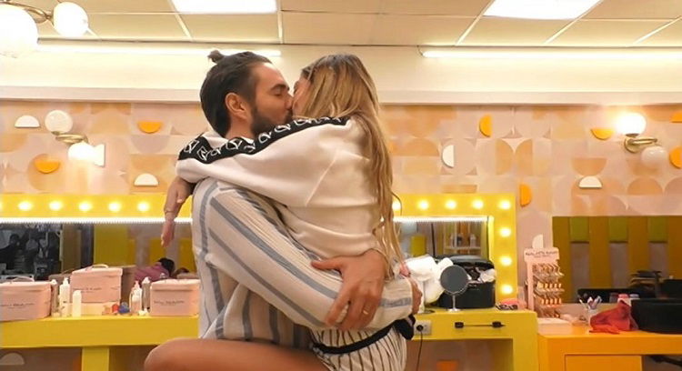 Gf Vip 6, Kiss Freeze nella Casa: fa discutere il bacio tra Soleil Sorge e Alex Belli, ma anche quello di Manuel Bortuzzo ad Aldo Montano preview