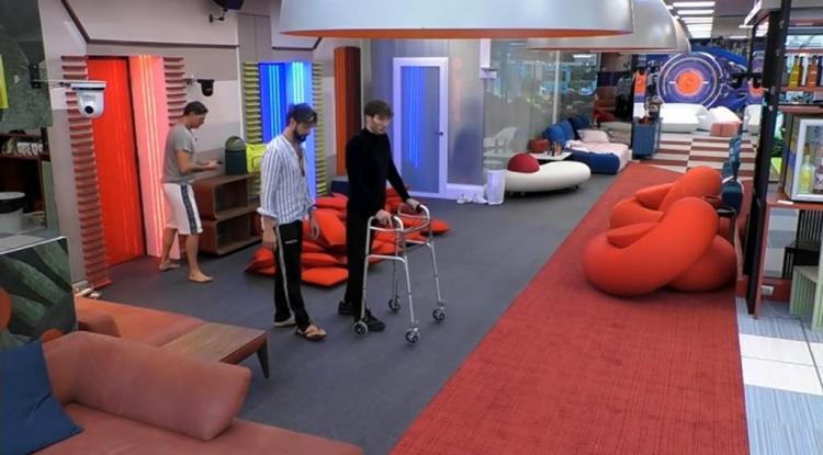 Gf Vip 6, Manuel Bortuzzo esce dal Confessionale camminando grazie ai tutori: le emozionate reazioni dei suoi coinquilini preview