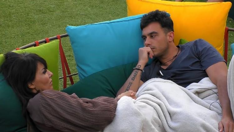 Gf Vip 6, Nicola Pisu si dichiara a Miriana Trevisan: “Sono molto preso da te” article-post