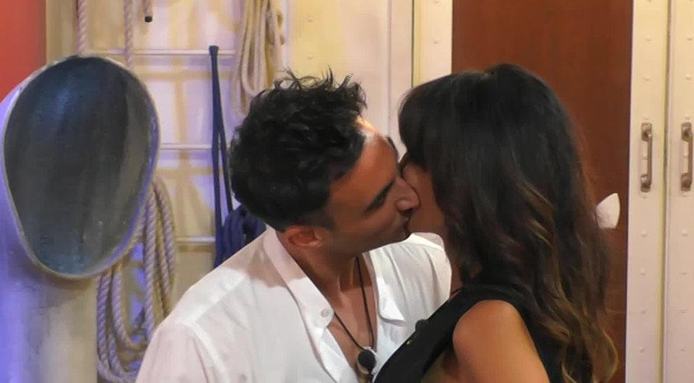 Gf Vip 6, scatta il bacio tra Nicola Pisu e Miriana Trevisan (che poi fanno un patto)