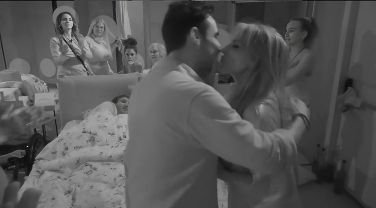 Gf Vip 6, Nicola Pisu sempre più vicino a Miriana Trevisan: nella notte scatta il bacio a stampo preview