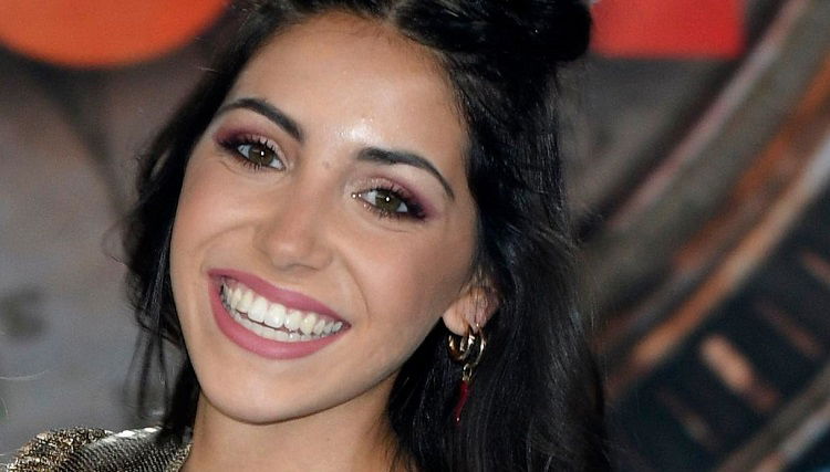 L’Isola dei Famosi, Virginia Mihajlovic ha ricevuto la proposta di matrimonio dal fidanzato: “L’ho saputo dal primo sguardo che non te ne saresti più andata!” preview