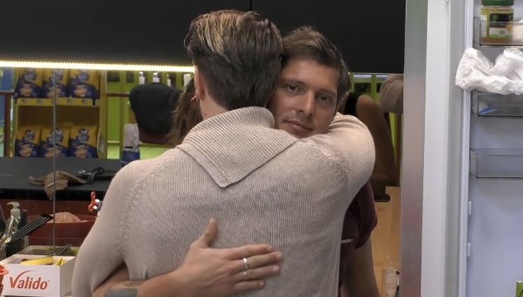 Gf Vip 6, Alex Belli si scusa con Aldo Montano e lo abbraccia ma… article-post