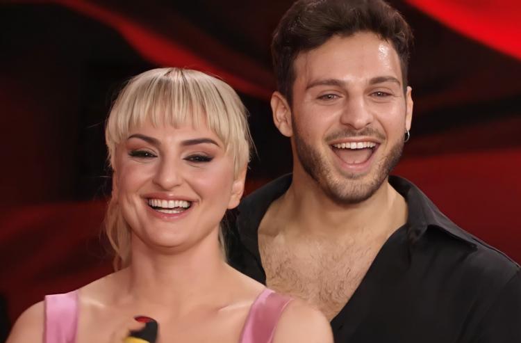 Ballando con le stelle 16, Vito Coppola dopo il bacio in diretta con Arisa parla del loro rapporto: “Siamo molto complici ma…” preview