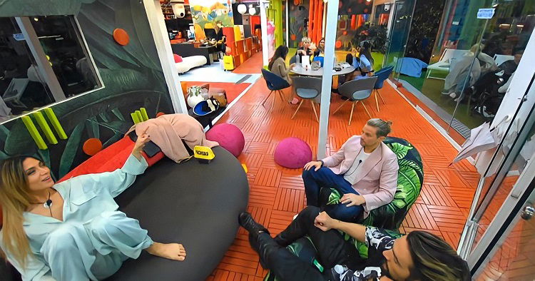 Gf Vip 6, tensioni tra Soleil Sorge e Davide Silvestri: “Vedo che hai qualcosa nei miei confronti, devo tenere gli occhi aperti!” preview