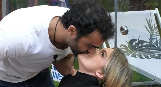 Gf Vip 6, scatta il bacio (per gioco) tra Gianmaria Antinolfi e Sophie Codegoni: le loro reazioni