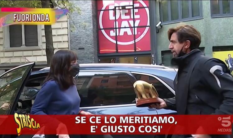 Striscia la Notizia torna sul tapiro ad Ambra Angiolini, replica punto per punto alle accuse ricevute e fa un’insinuazione sul post di Jolanda Renga preview