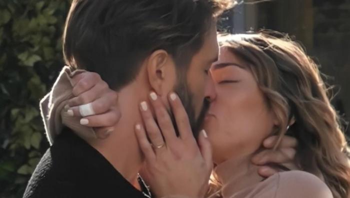 Gf Vip 6, Soleil Sorge bacia Alex Belli davanti a tutti, lui sbotta: “Sei una testa di ca**o” article-post