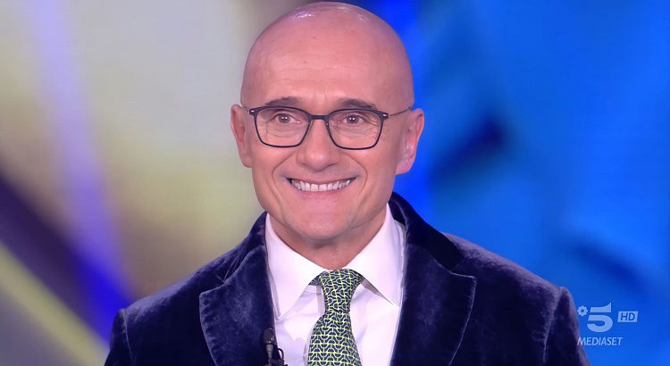 Gf Vip 6, Alfonso Signorini svela quale regalo di Natale voleva fare ai Vipponi (prima che la sua idea venisse bocciata dagli autori) preview