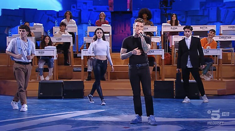 Amici 21, puntata del 19/12/2021: Albe, Alex Rina e Cristiano La Bozzetta vincono la sfida, Fedez giudice speciale della gara di canto preview