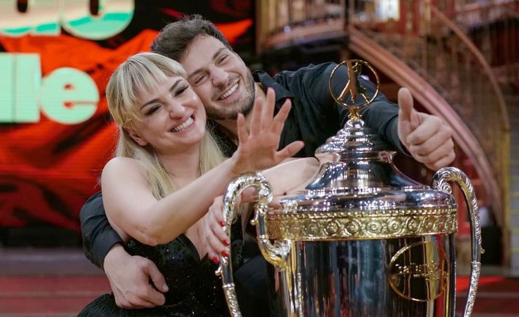 Ballando con le Stelle 16, Arisa confessa: “Tra me e Vito Coppola c’è grande attrazione, però…” preview