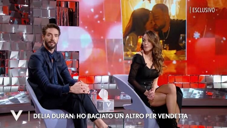 Alex Belli e Delia Duran, dopo l’intervista a Verissimo parla Carlo Cuozzo: “Ma quale storia finta, io e Delia abbiamo fatto l’amore!”