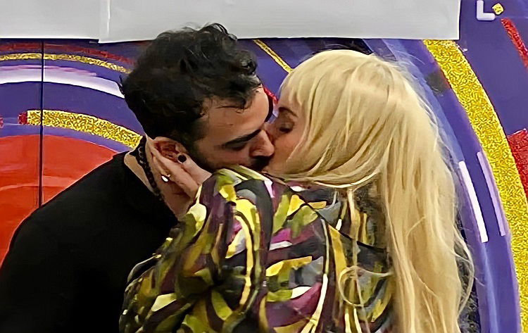 Gf Vip 6, scatta il limone tra Sophie Codegoni e Gianmaria Antinolfi: le reazioni dei Vipponi preview