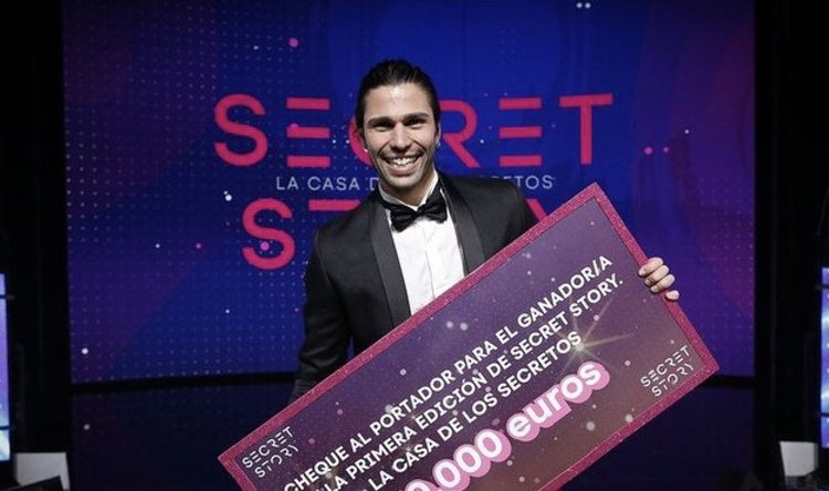 Luca Onestini vince il reality spagnolo Secret Story e fa una dichiarazione alla fidanzata Cristina Porta