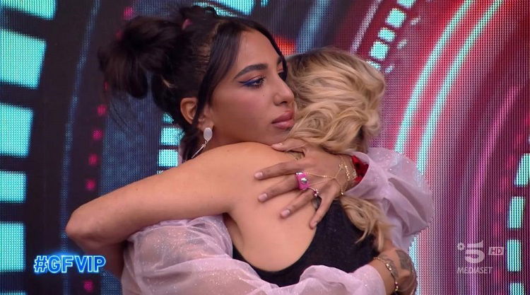 Gf Vip 6, venticinquesima puntata: eliminata Patrizia Pellegrino, Alex Belli in crisi, i nominati sono… article-post