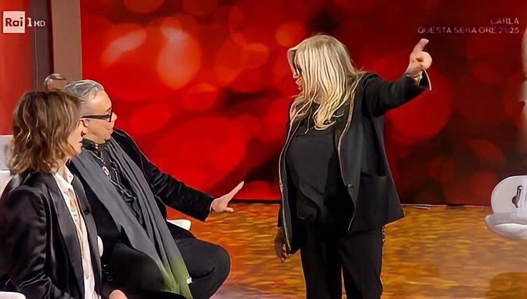 Domenica In, Mara Venier furiosa con Guillermo Mariotto: “Mi stai facendo girare le pa**e, se vuoi ridere esci!” article-post