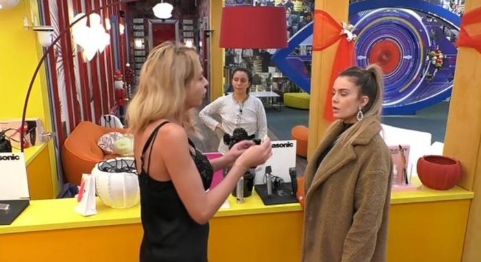 Gf Vip 6, nella casa scoppia il cac*a gate e Sophie Codegoni ammette: “Sono 4 i nomi che non faccio, ma so benissimo chi lascia la cac*a nel bidet” preview