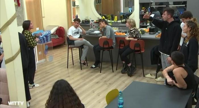 Amici 21, scoppia la lite tra Elena Manuele e LDA che sbotta: “È la prima volta che mi vedete inca*zato, io impazzisco” preview