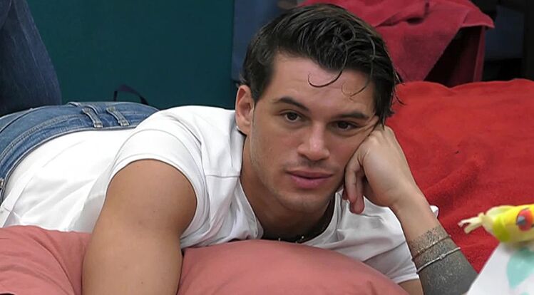 Gf Vip 6, Antonio Medugno teme un ‘ritorno’ dei suoi disturbi alimentari: “Ho paura, sto per cadere, non sono più nella fase di gestione” preview