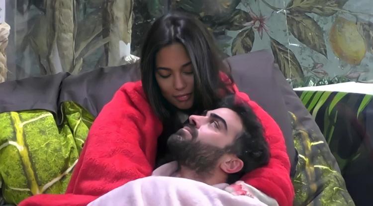 Gf Vip 6, tenerezze sotto il plaid tra Gianmaria Antinolfi e Federica Calemme? Jessica Selassié è sicura: “Si sono baciati!” preview