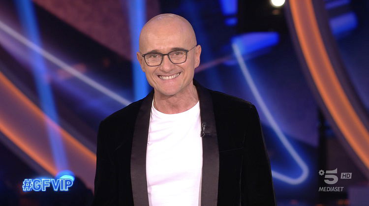Gf Vip 7, Alfonso Signorini pubblica l’indizio sull’identità di un altro vippone: ecco chi è preview