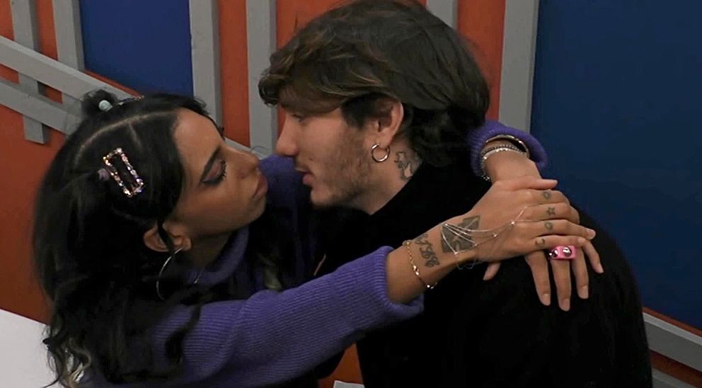 Gf Vip 6, Lulù Selassié consegna una lettera a Manuel Bortuzzo che si emoziona: “Sei la mia passione più grande!” article-post