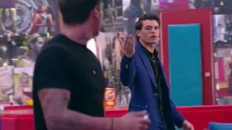 Gf Vip 6, nervi tesi tra Antonio Medugno e Alessandro Basciano che sbotta: “Impara l’educazione, scem*!” preview