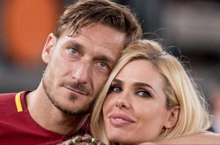 Francesco Totti e Ilary Blasi limitano i contatti tra loro nonostante vivano ancora sotto lo stesso tetto: “Si scrivono solo su Whatsapp” preview