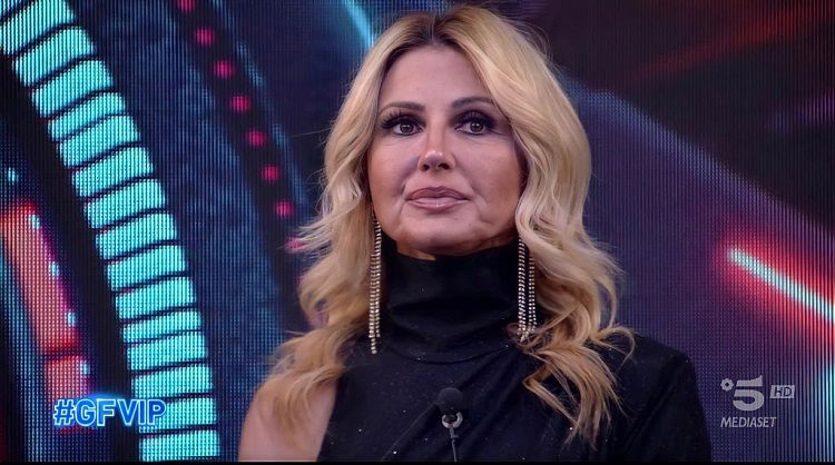 Gf Vip, Claudia Gerini paparazzata mentre bacia l’ex marito di Nathaly Caldonazzo preview