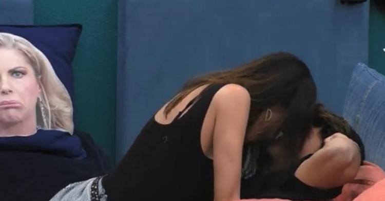 Gf Vip 6, Delia Duran vicinissima ad Antonio Medugno: ‘Meglio stare lontana da te….” preview