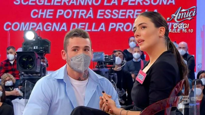 Uomini e Donne, Federica Aversano risponde alle critiche: “Dare del cogli*ne non è un’offesa se…” article-post
