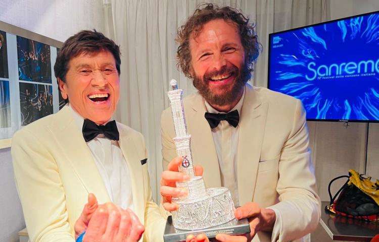 Sanremo 2022, Gianni Morandi vince la serata cover insieme a Jovanotti e avanza nella classifica generale ma scoppia la polemica: “Gara falsata!” preview