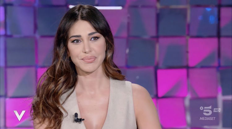 Verissimo, Belen Rodriguez parla delle sue delusioni in amore: “Non è facile essere madre di due figli con due genitori diversi, però…” article-post