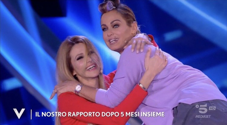 Verissimo, Sonia Bruganelli sorprende Silvia Toffanin e abbraccia Adriana Volpe: il motivo