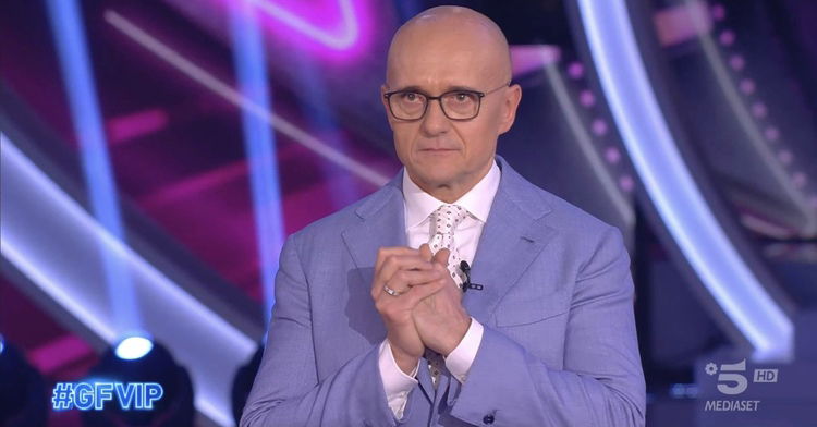 Gf Vip 6, Alfonso Signorini: “Alcuni concorrenti più stupidi che razzisti”. E a proposito della discussa frase sull’aborto… article-post