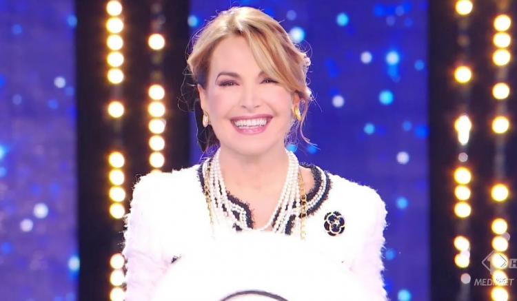 La Pupa e il Secchione Show, ex conduttore del programma super critico con la versione targata Barbara D’Urso: ecco i post al vetriolo preview