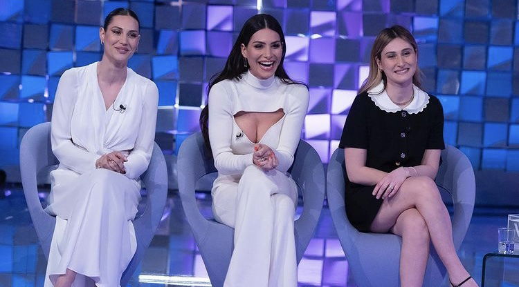 Ludovica Valli risponde alle critiche dopo l’intervista a Verissimo insieme alle sorelle Eleonora e Beatrice Valli: “Io invidiosa? Mi fate ridere!” preview