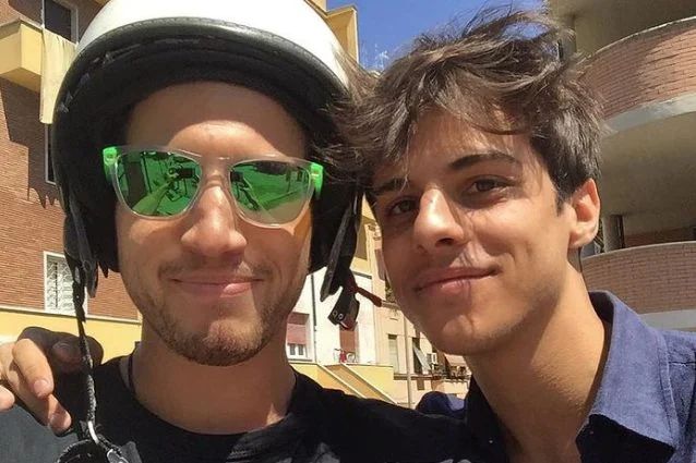 Amici, Federico Baroni ricorda Michele Merlo nel giorno del suo compleanno dedicandogli il singolo: l’emozionante videoclip preview