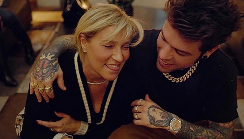 Fedez, la mamma del rapper pubblica il primo messaggio dopo l’intervento subito dal figlio per asportare il tumore al pancreas preview