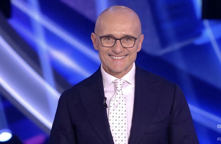Gf Vip 7, Alfonso Signorini dà un indizio su un altro concorrente ufficiale: ecco chi è! article-post