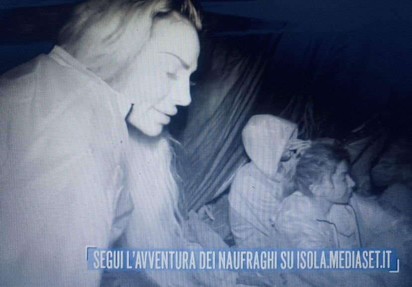 Isola 16, il gruppo contro Carmen Di Pietro e il figlio Alessandro: “Su quest’isola non vi vogliamo” preview