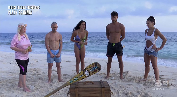 Isola 16, seconda puntata: Ilona Staller e Marco Melandri finiscono su Playa Sgamada insieme a Patrizia Bonetti, Blind e Roberta Morise nuova coppia. In nomination… preview