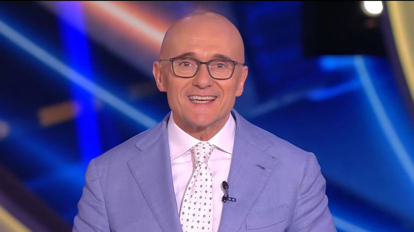 Gf Vip 7, Alfonso Signorini commenta il cast del reality svelando una curiosità preview