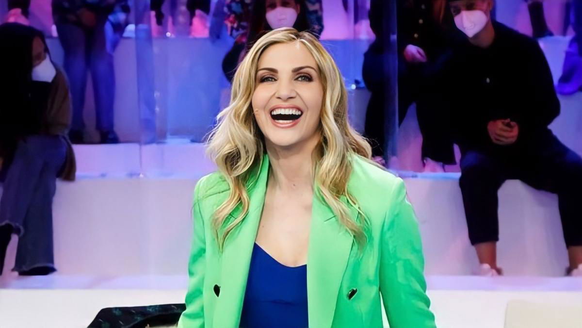 Amici 21, Lorella Cuccarini svela un aneddoto su Maria De Filippi: “Mi ha detto che era la prima volta che…” article-post