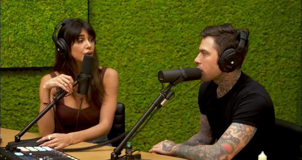 Fedez ospita Belen Rodriguez: “Lo sai che Fabrizio Corona mi odia? È ossessionato!”. La replica della showgirl article-post