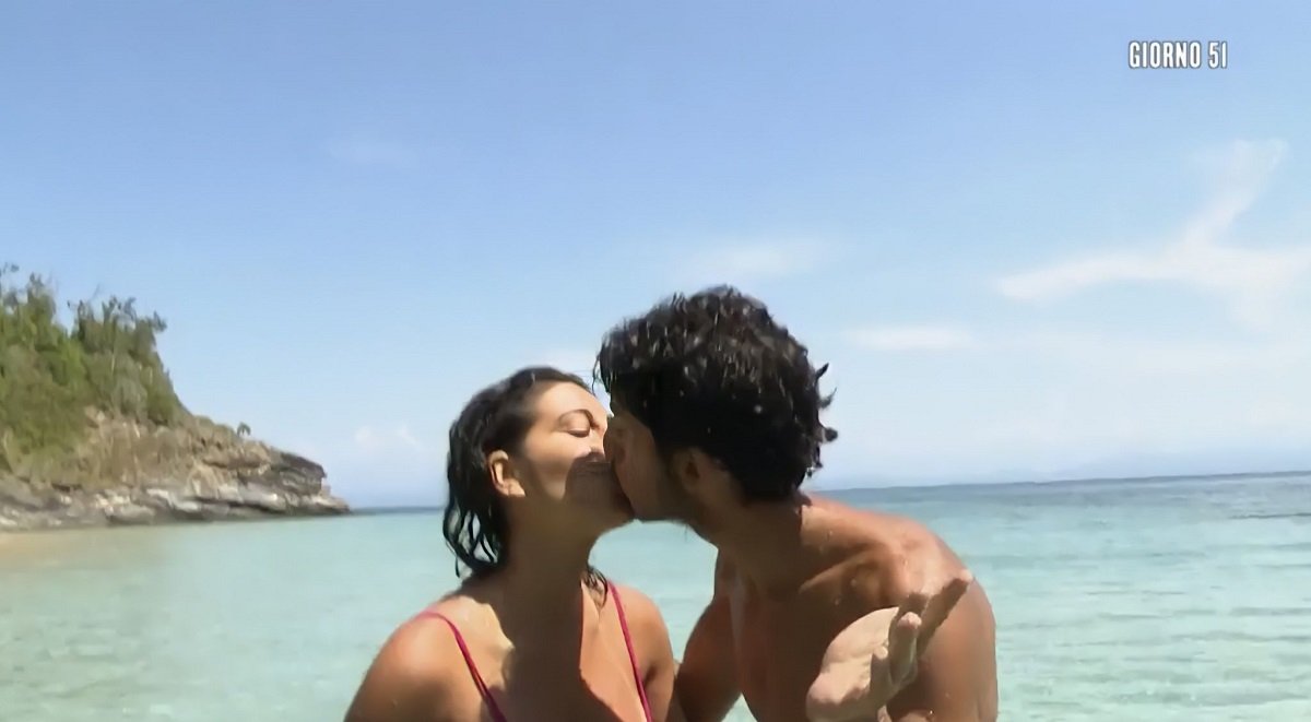 Isola 16, arriva il bacio a stampo tra due Marialaura De Vitis e Alessandro Iannoni!