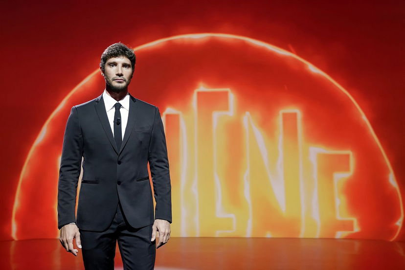 Stefano De Martino ieri sera a Le Iene: le parole di Belen Rodriguez per presentarlo preview
