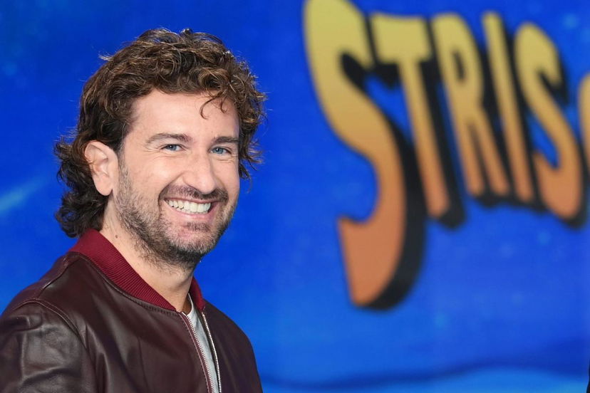 Striscia la Notizia, annunciato il famosissimo (e super amato) attore che affiancherà Alessandro Siani alla conduzione della nuova edizione! preview