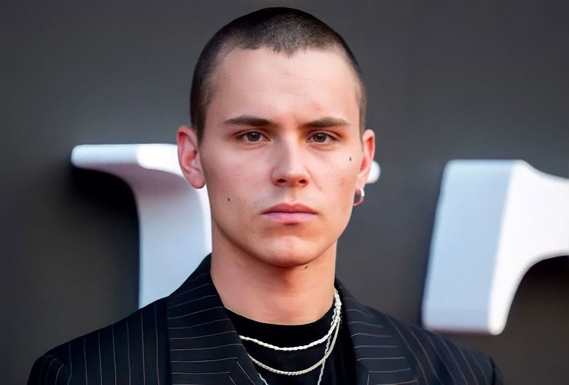 Élite, Aron Piper e quel TikTok virale dove bacia una cantante (che non è Dua Lipa!) preview